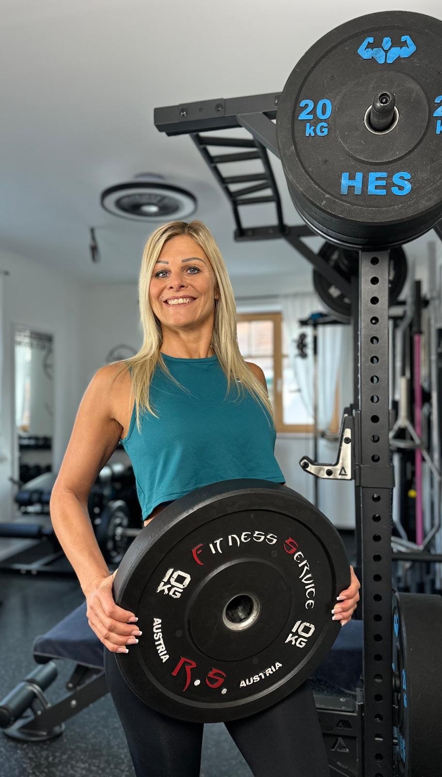 Anke Kern beim Krafttraining mit Gewichtsscheibe